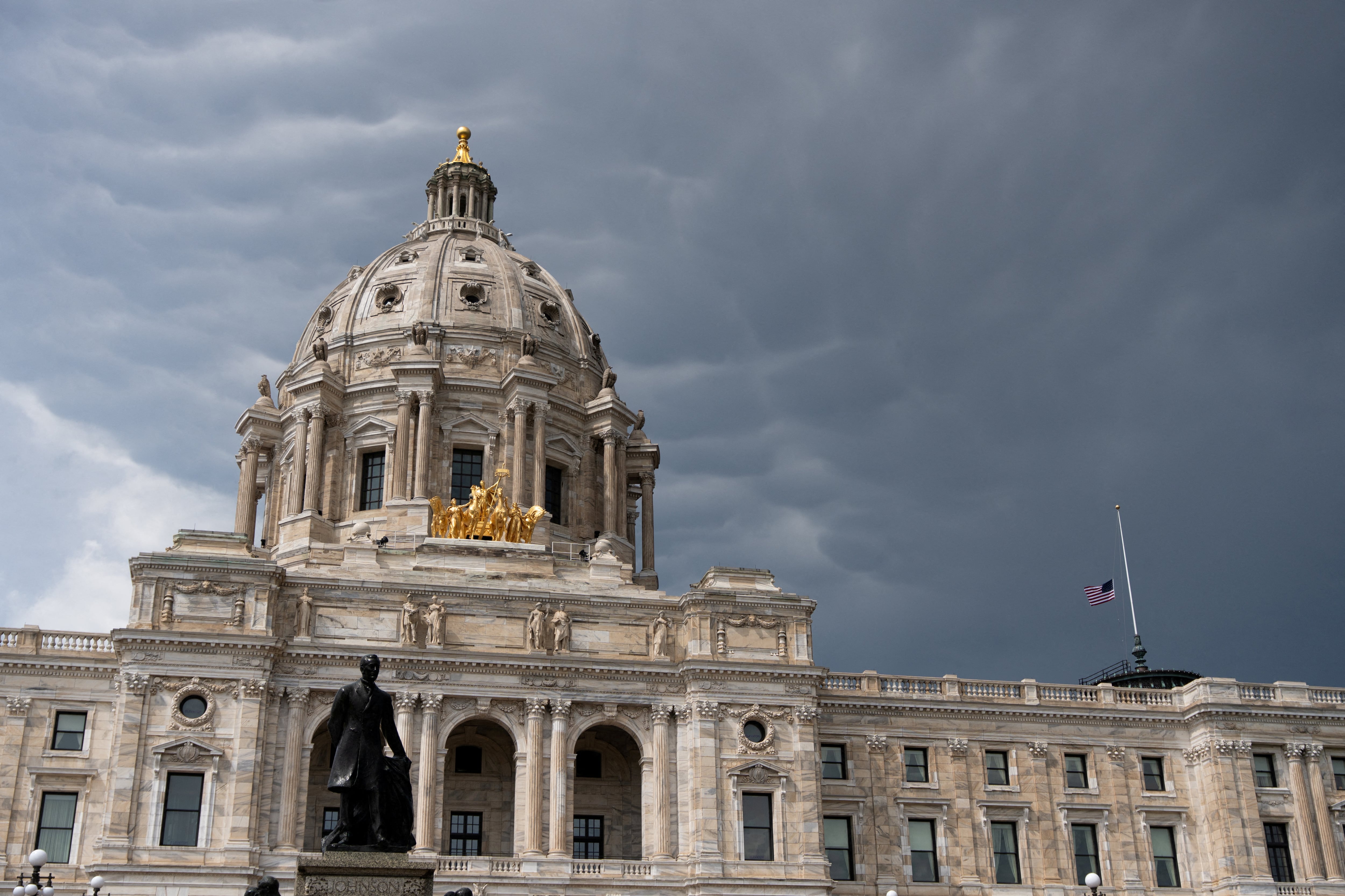 Varios legisladores convocaron a una vigilia en honor a Melissa Hortman en el capitolio estatal de Minnesota. (REUTERS/Tim Evans)