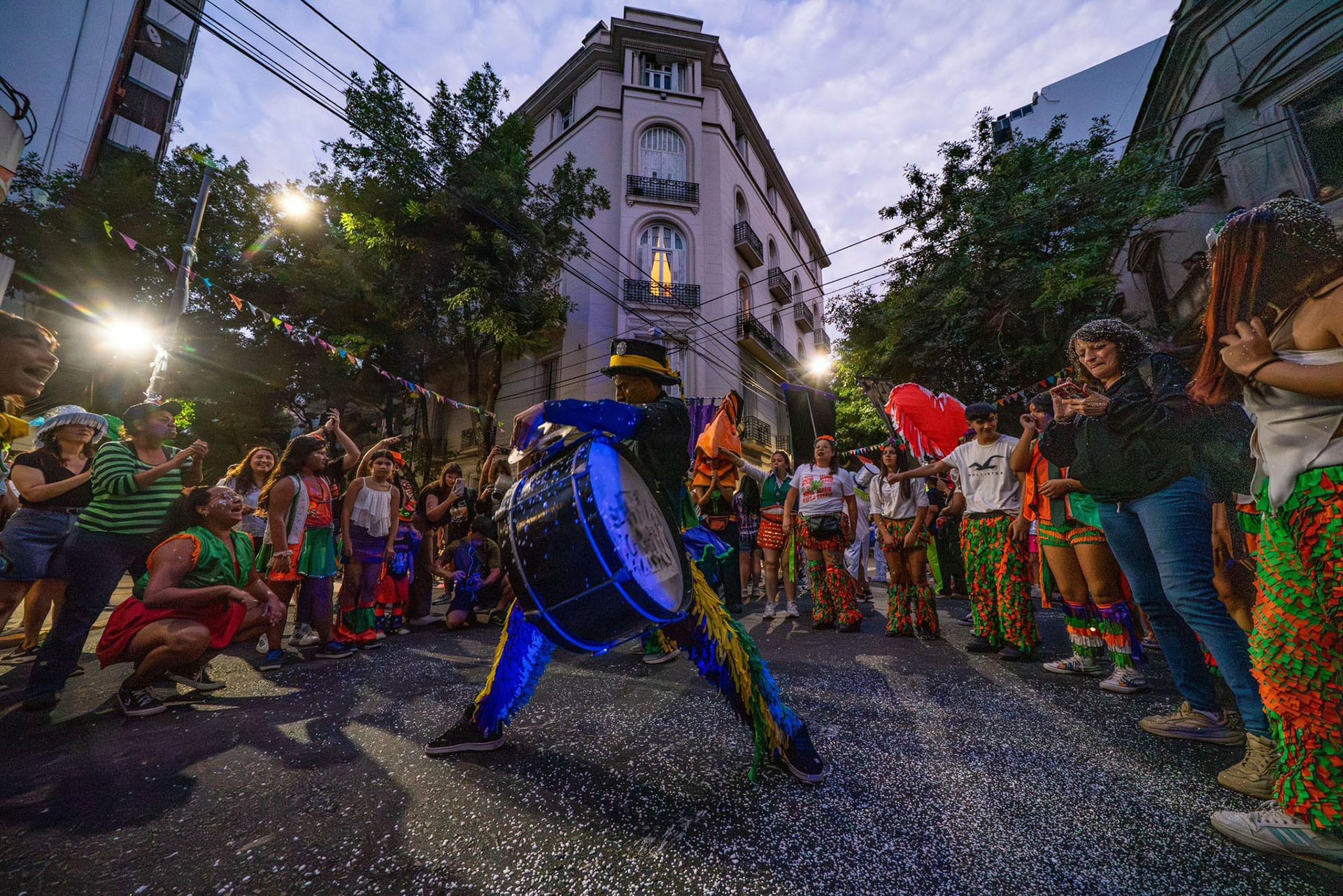Militantes llevaron la murga al departamento de CFK (@marielfmoreno1)
