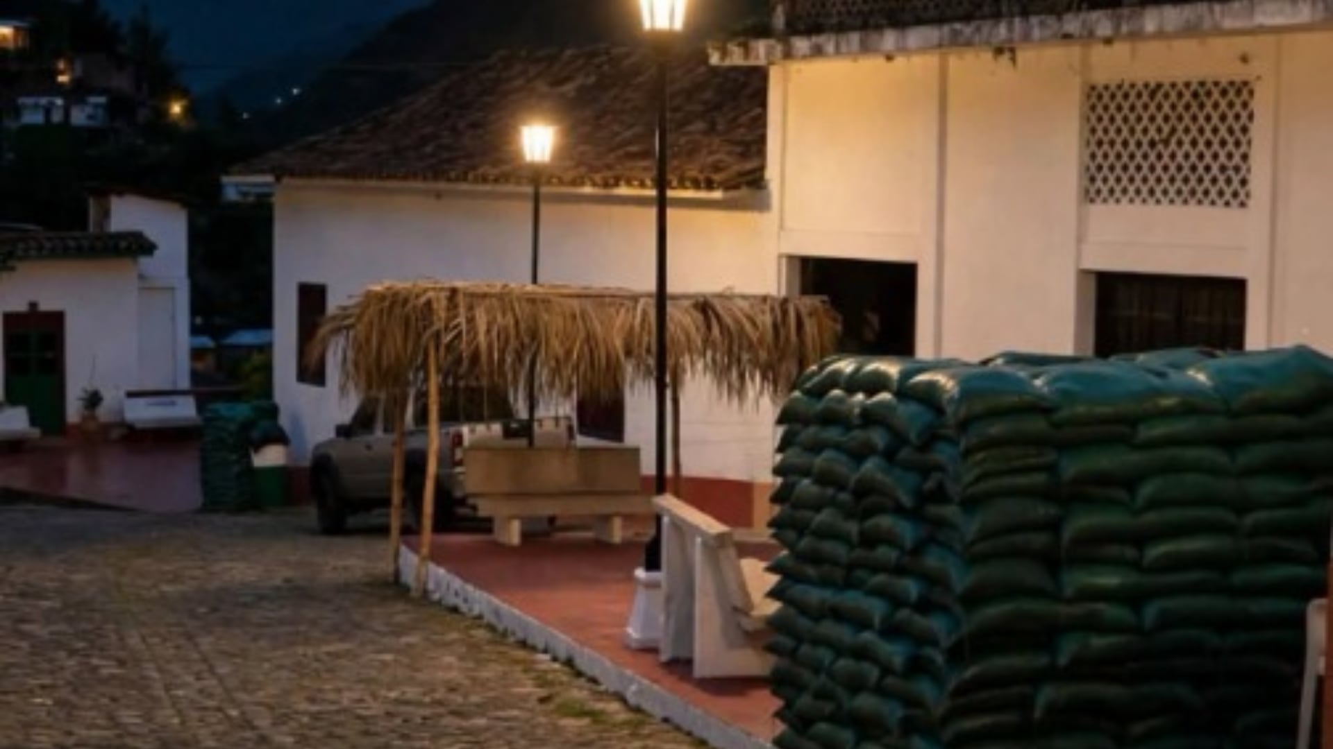 La estación de Policía de El Carmen, Norte de Santander, fue atacada con drones cargados con explosivos y ráfagas de fusil durante la noche del domingo 20 de septiembre - crédito X