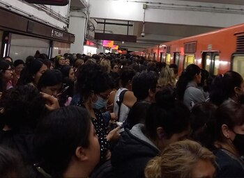 Aglomeraciones y un descarrilamiento se