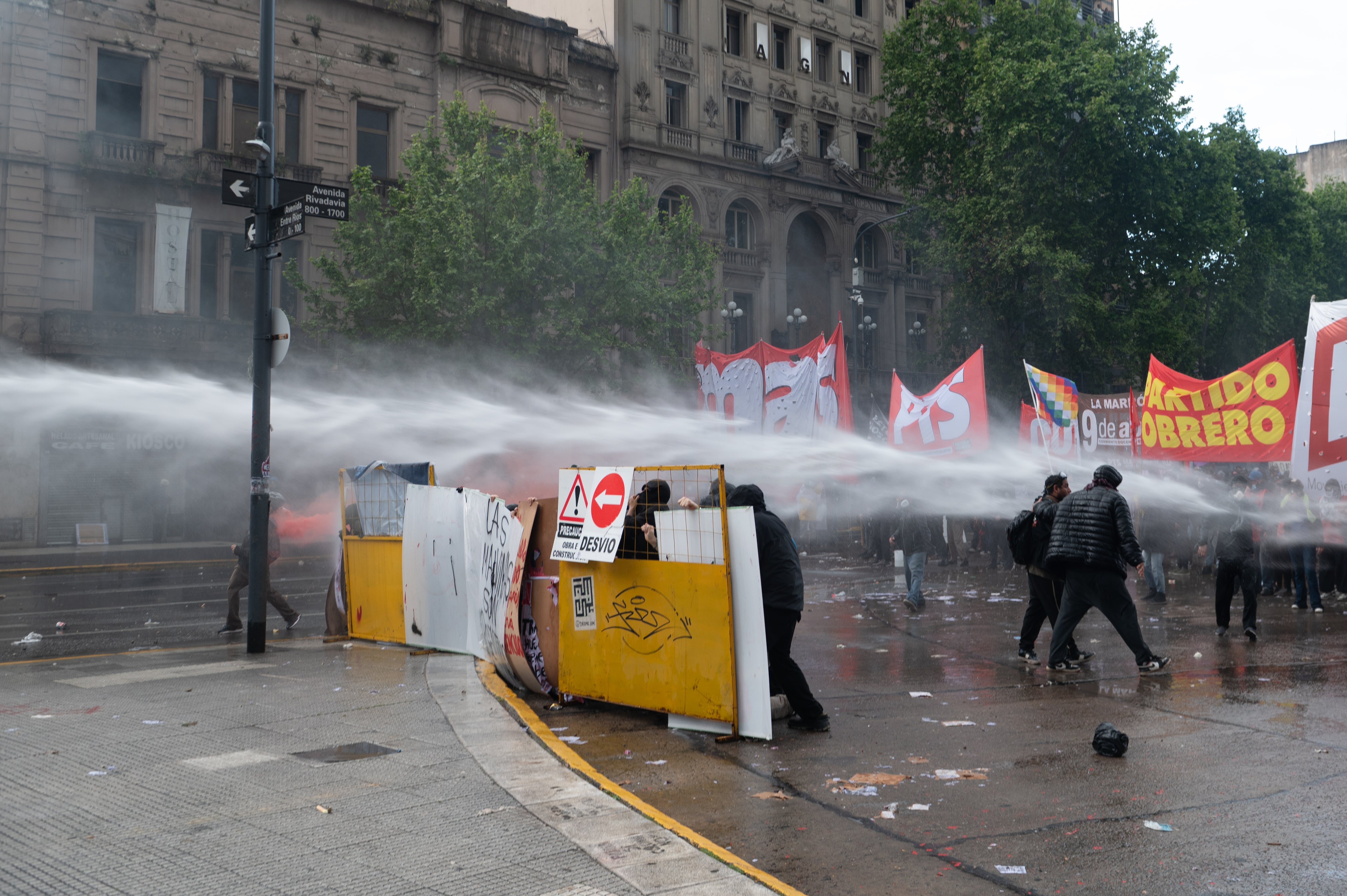 Hubo barricadas para contrarrestar el camión hidrante usado por fuerzas federales