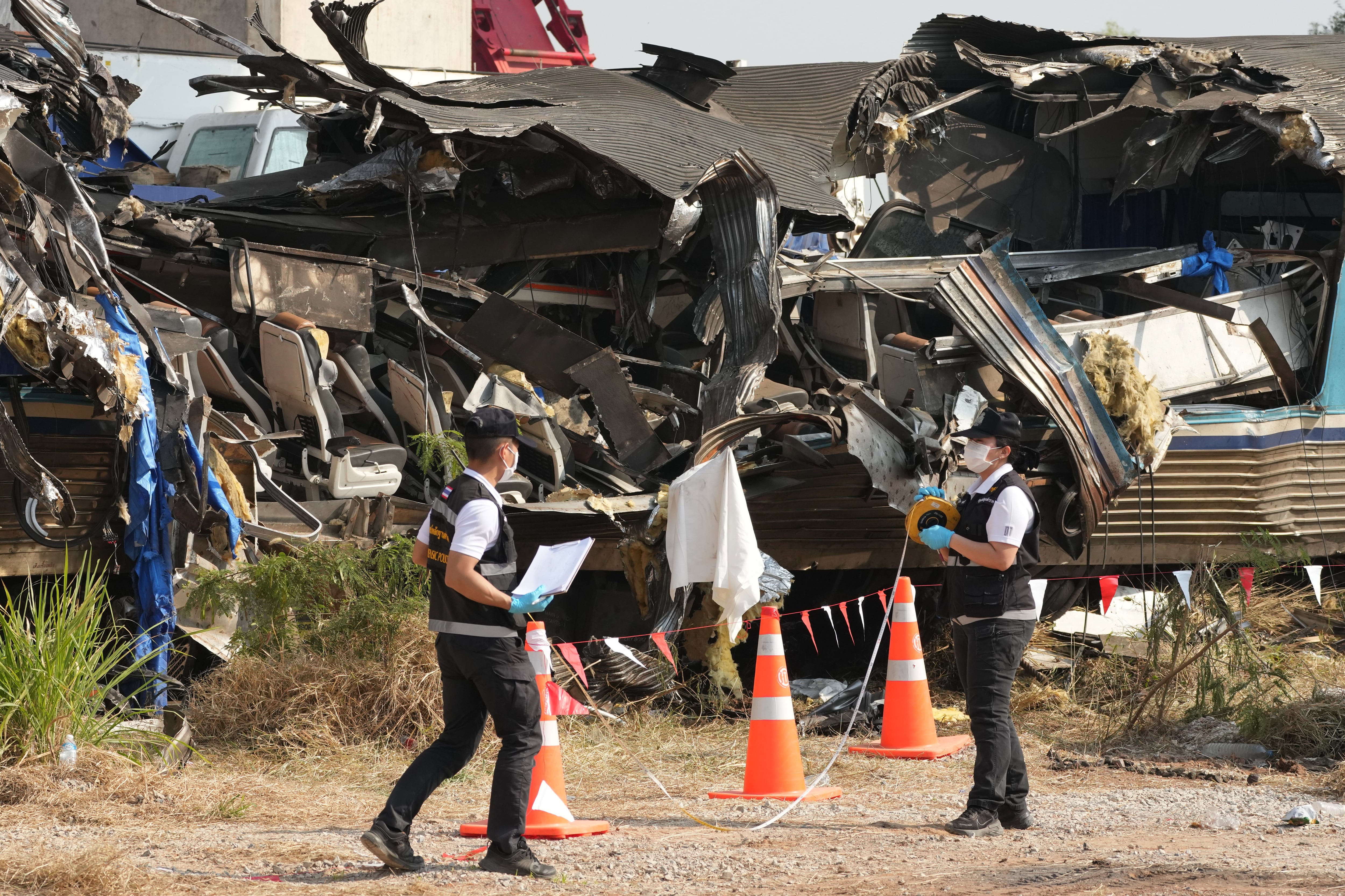 Trabajadores forenses inspeccionan el lugar de un accidente ferroviario, un día después de que una grúa de construcción cayera sobre un tren de pasajeros en la provincia de Nakhon Ratchasima, Tailandia, el jueves 15 de enero de 2026 (AP Photo/Sakchai Lalit)