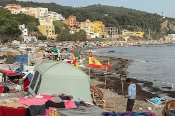 Vista de las tiendas de campaña y construcciones improvisadas por migrantes en la playa del Trampolín en Ceuta. (EFE/ Reduan)