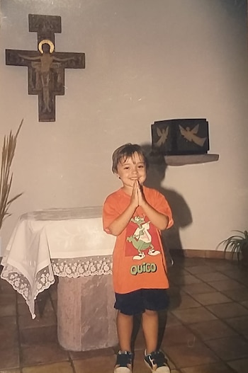 Harry en una iglesia en los años 90. (Imagen cedida a Infobae)