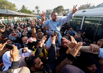 Un ex prisionero palestino saluda