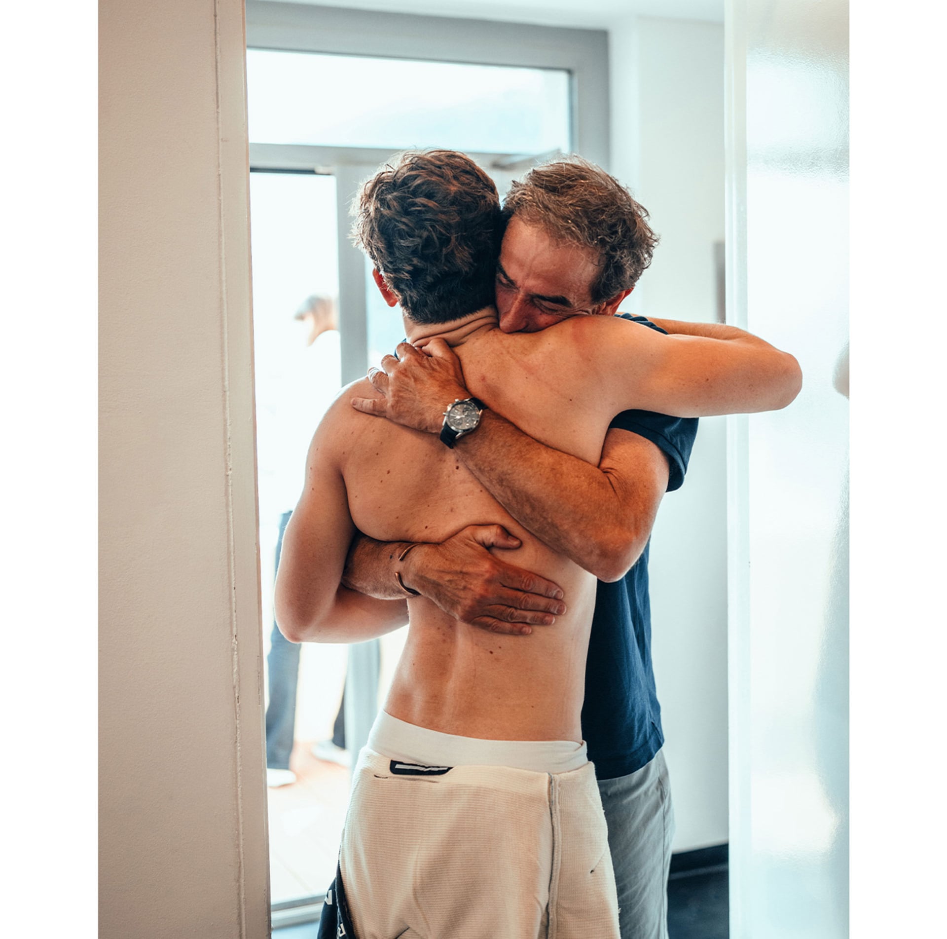 Franco abraza a su padre Aníbal el día que se subió por primera vez a un F1 (Prensa Williams)