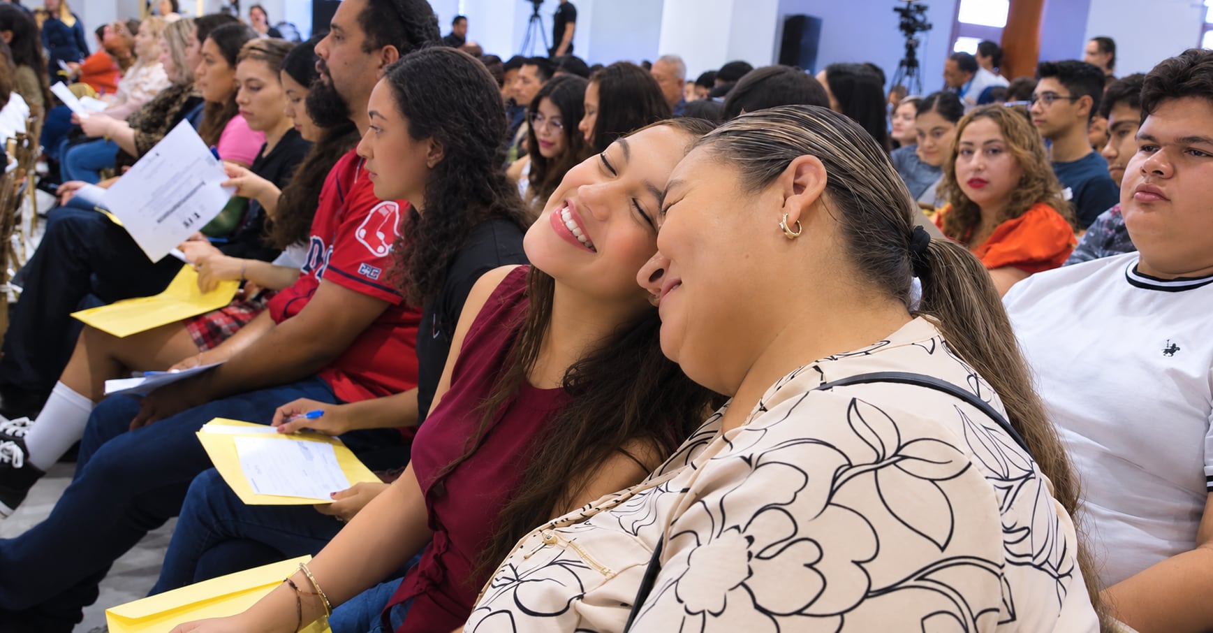 Familias acompañan a los seleccionados de El Valor de Educar en su camino hacia la educación superior. (Infobae México)