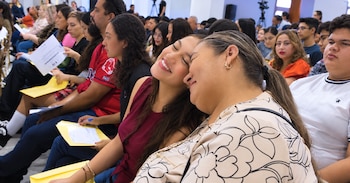 Estudiantes de Sonora celebran su ingreso a El Valor de Educar durante la ceremonia en Ciudad Obregón.Beneficiarios de El Valor de Educar comparten sus expectativas al integrarse al programa de excelencia.
Familias acompañan a los seleccionados de El Valor de Educar en su camino hacia la educación superior. (Infobae México)