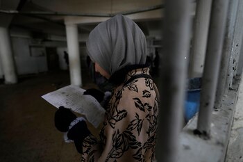 Una mujer inspecciona documentos en