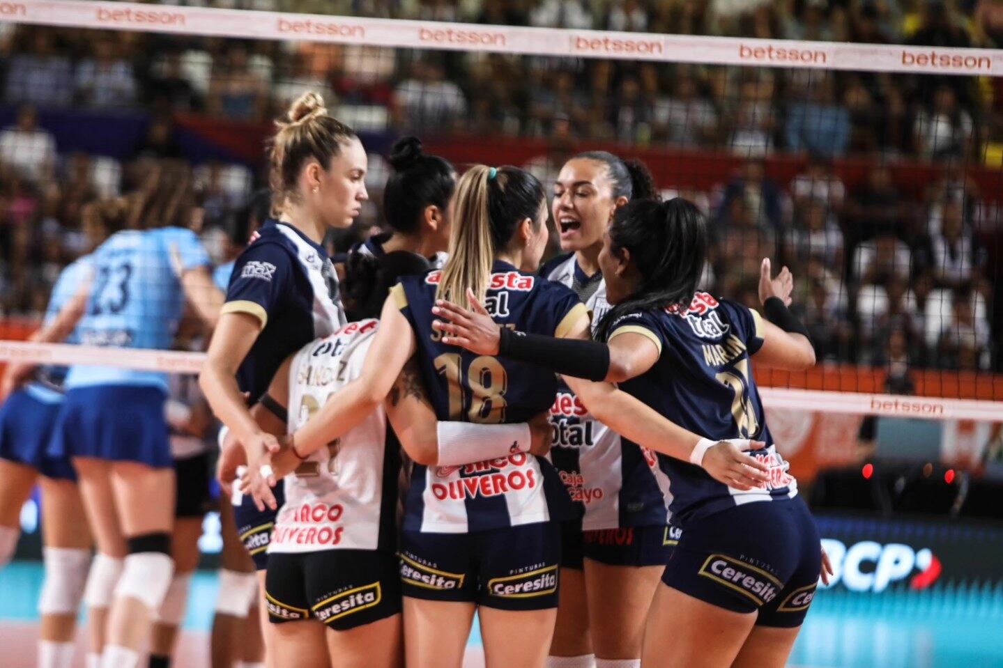 Hinchas aliancistas muestran su apoyo al equipo femenino tras el comunicado oficial que busca erradicar los comentarios ofensivos en redes sociales