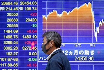 Al alza, y no a la alza, es la expresión adecuada para referirse a una cantidad, índice o similar que sube o tiende a subir. (EFE/EPA/FRANCK ROBICHON/Archivo)