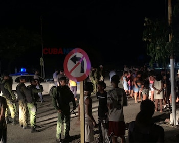 Los manifestantes en El Fanguito exigieron de forma pacífica la restitución de la electricidad y de los servicios básicos. (Foto cortesía CUBANet)
