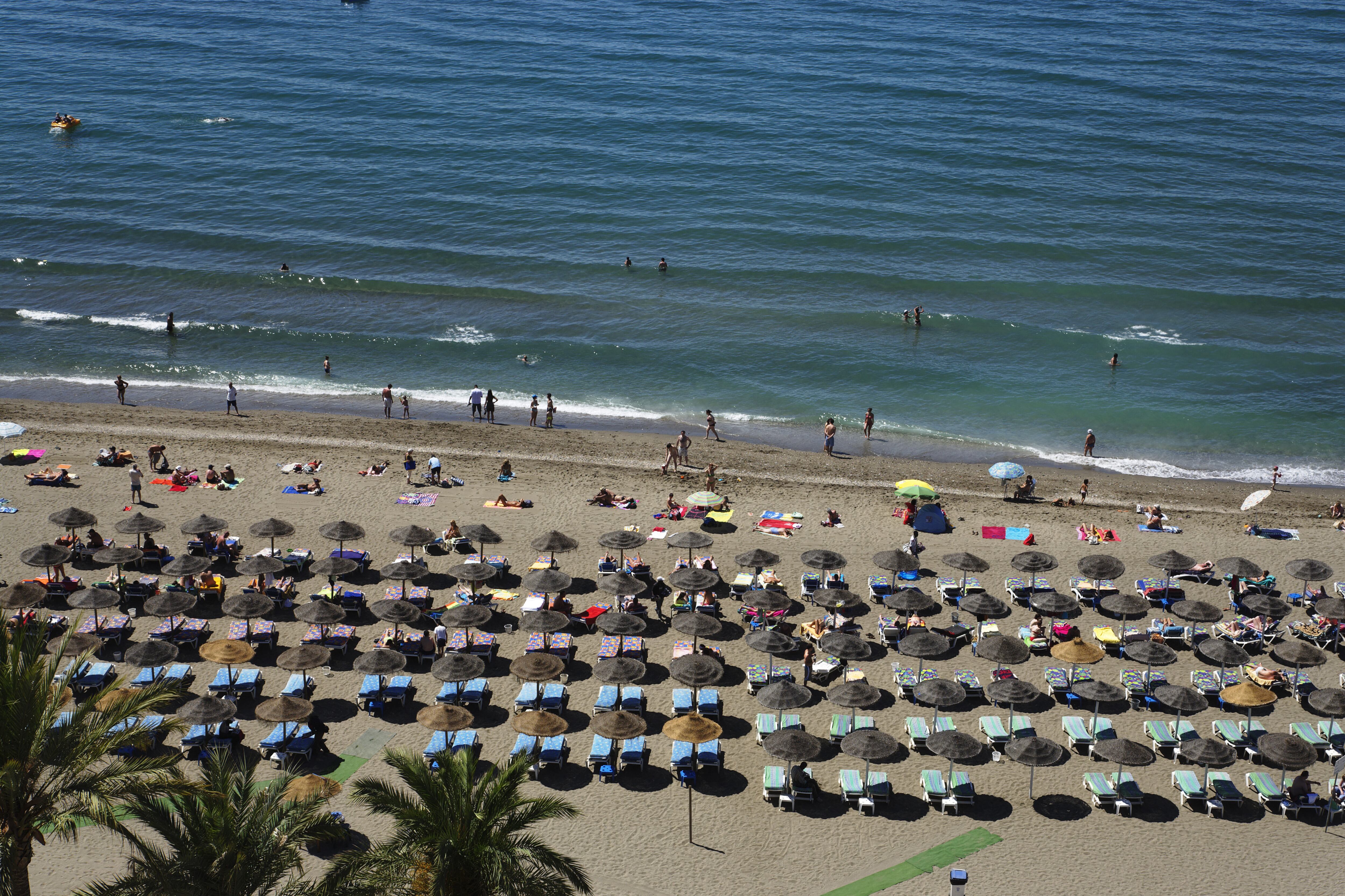 Turistas en una playa de Marbella.