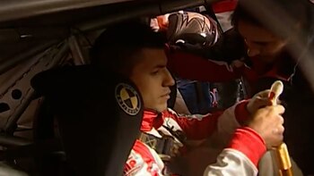 Agüero poniéndose la máscara ignífuga