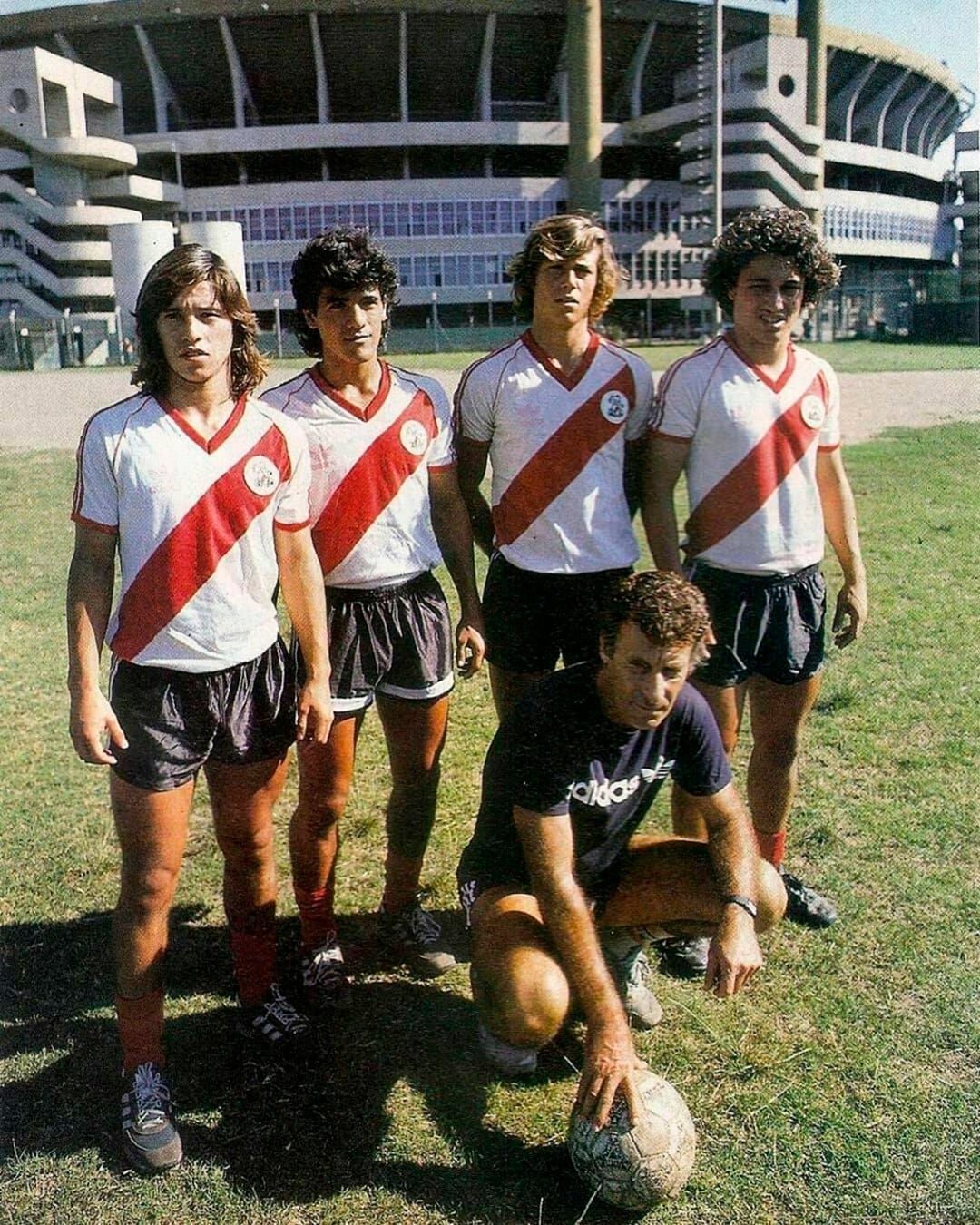 Delem posando en el Monumental con los juveniles Rojas, Ortega, Almeyda y Gavazzy