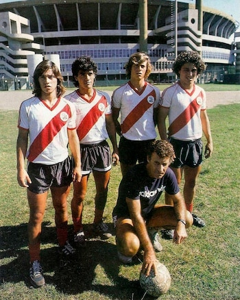 Delem posando en el Monumental con los juveniles Rojas, Ortega, Almeyda y Gavazzy