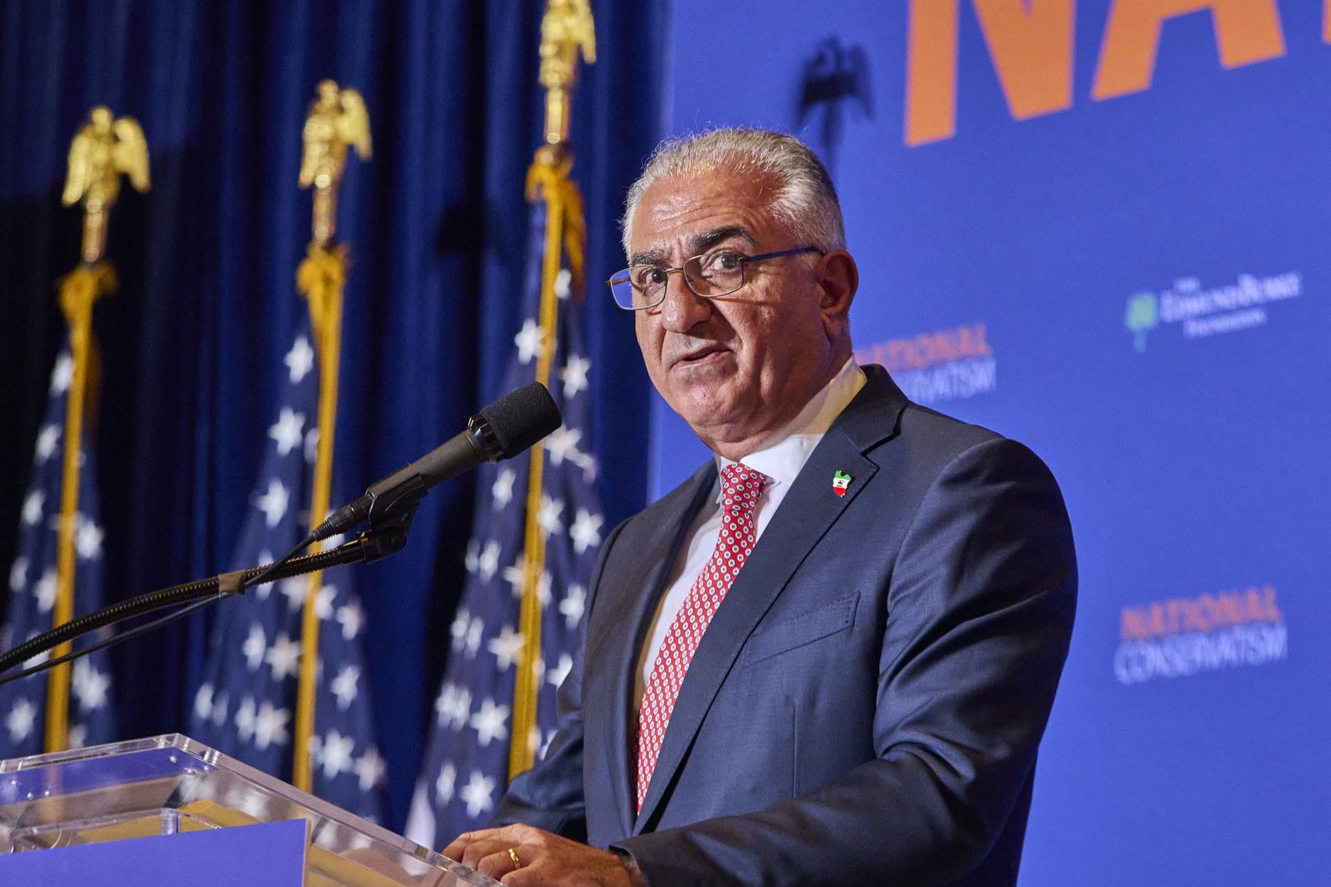 Reza Pahlaví, hijo del último sah de Irán, durante una entrevista televisiva