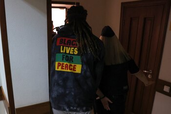 Brittney Griner es escoltada antes