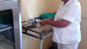 Hospitales en Cuba trabajan con 70% de desabastecimiento: Una madre denuncia que un policlínico de Baracoa no atendió a su hija por falta de algodón