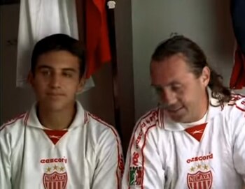 Alex Aguinaga (derecha) y Luis