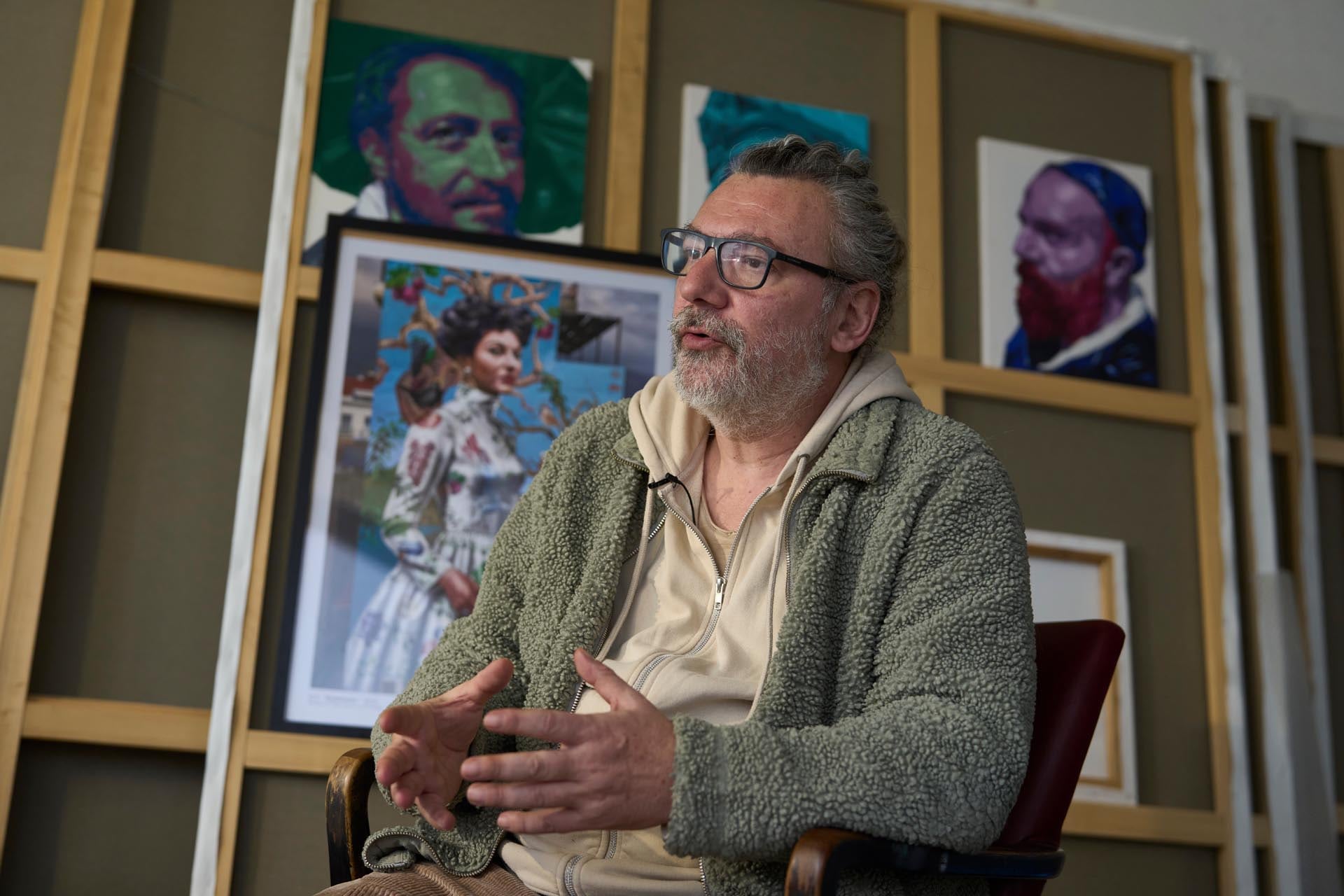 El artista creador del mural 'Aceitunas, ópera y neutralidad de emisiones', reconocido como el mejor del mundo, comparte detalles sobre su trabajo en su estudio.