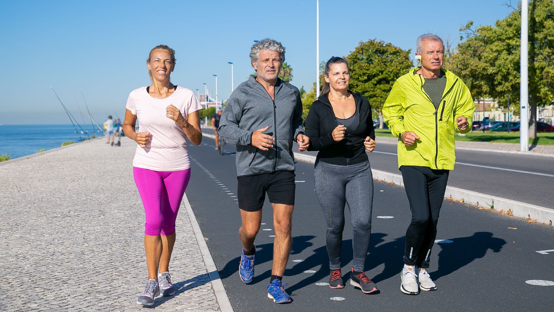 Un estudio científico confirma que cinco horas de caminata rápida o dos de trote semanal reducen el riesgo de cáncer digestivo (Freepik)