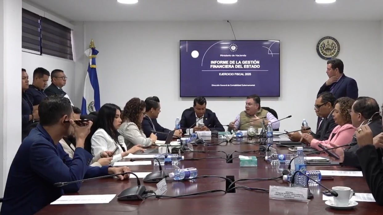 La presentación ante la Comisión de Hacienda resalta la correspondencia entre activos, patrimonio y pasivos, evidenciando mejoras en salud, educación e infraestructura derivadas de una administración eficiente del presupuesto nacional (Captura de pantalla de la transmisión en vivo de la comisión).