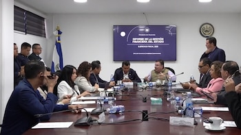 La presentación ante la Comisión de Hacienda resalta la correspondencia entre activos, patrimonio y pasivos, evidenciando mejoras en salud, educación e infraestructura derivadas de una administración eficiente del presupuesto nacional (Captura de pantalla de la transmisión en vivo de la comisión).