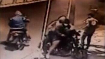 Así lo abordaron a Ariel