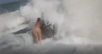 Rápidamente una inmensa ola los