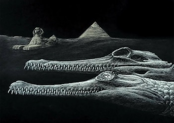 Ilustración en blanco y negro con la cabeza y el cráneo de un cocodrilo en primer plano, y la Esfinge con pirámides al fondo