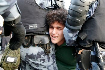 (Maxim ZMEYEV / AFP)
La policía