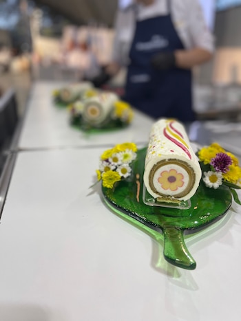 Torta helada con flor compuesta