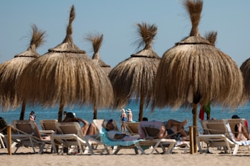 Vista general de la Playa de la Patacona durante este jueves en el que la Comunidad Valenciana. (EFE/Manuel Bruque)