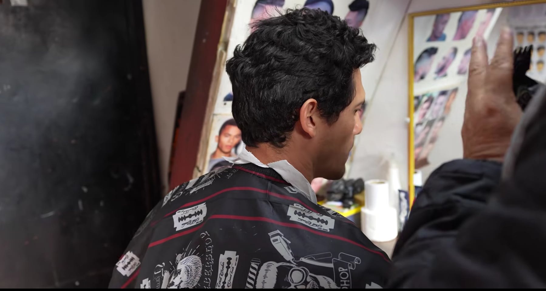 La economía interna de San Pedro permite a los internos montar talleres de producción, comercios y ofrecer servicios como peluquería y restaurantes - crédito Planeta Juan/YouTube