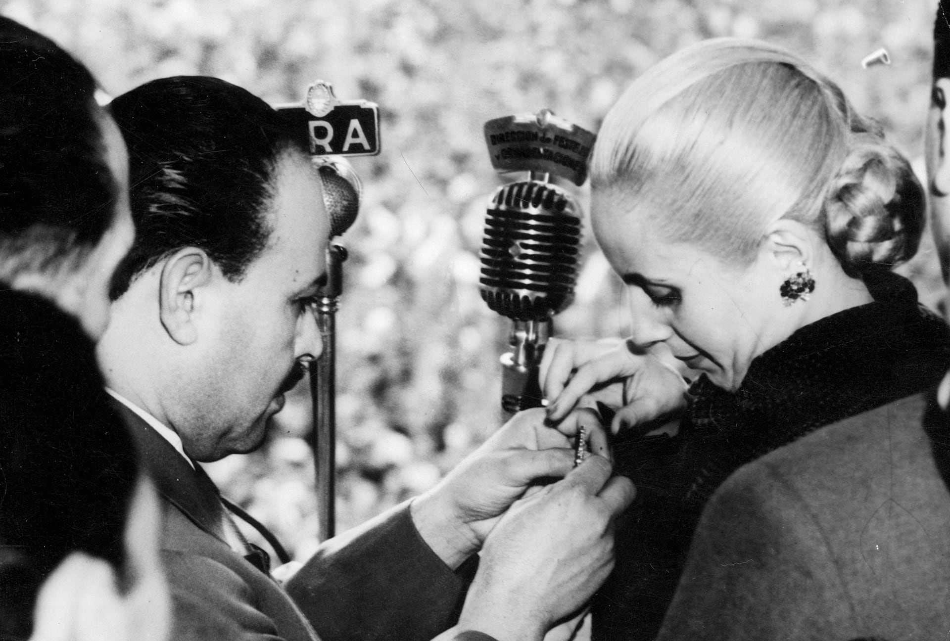 José Espejo, secretario general de la CGT, condecora a Eva Perón durante el acto del 17 de octubre de 1951
