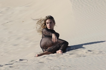 Emilia Attias en las playas