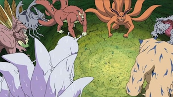 Siete grandes y monstruosas Bestias con Cola del anime, con diferentes formas y colores, se agrupan en círculo sobre un campo verde