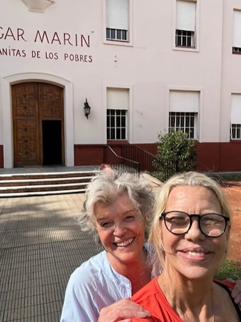 A pleno sol, Nora Portela y Tini de Bucourt reflejaron la alegría de una jornada dedicada a acompañar a los adultos mayores