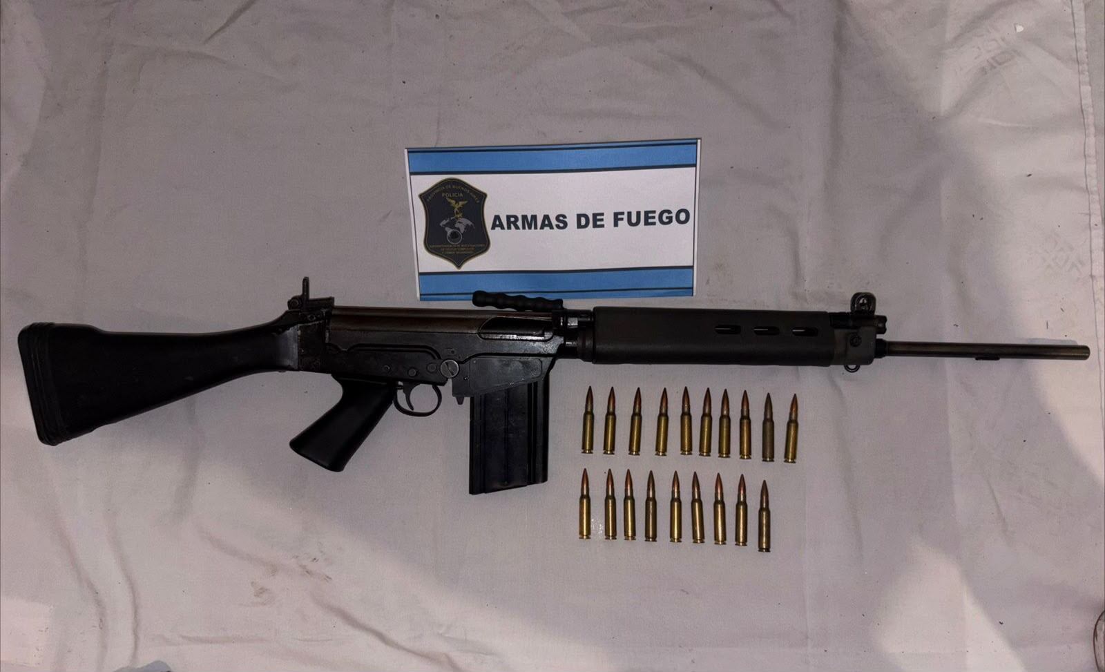 El fusil FAL encontrado en la casa de Maidana en Moreno