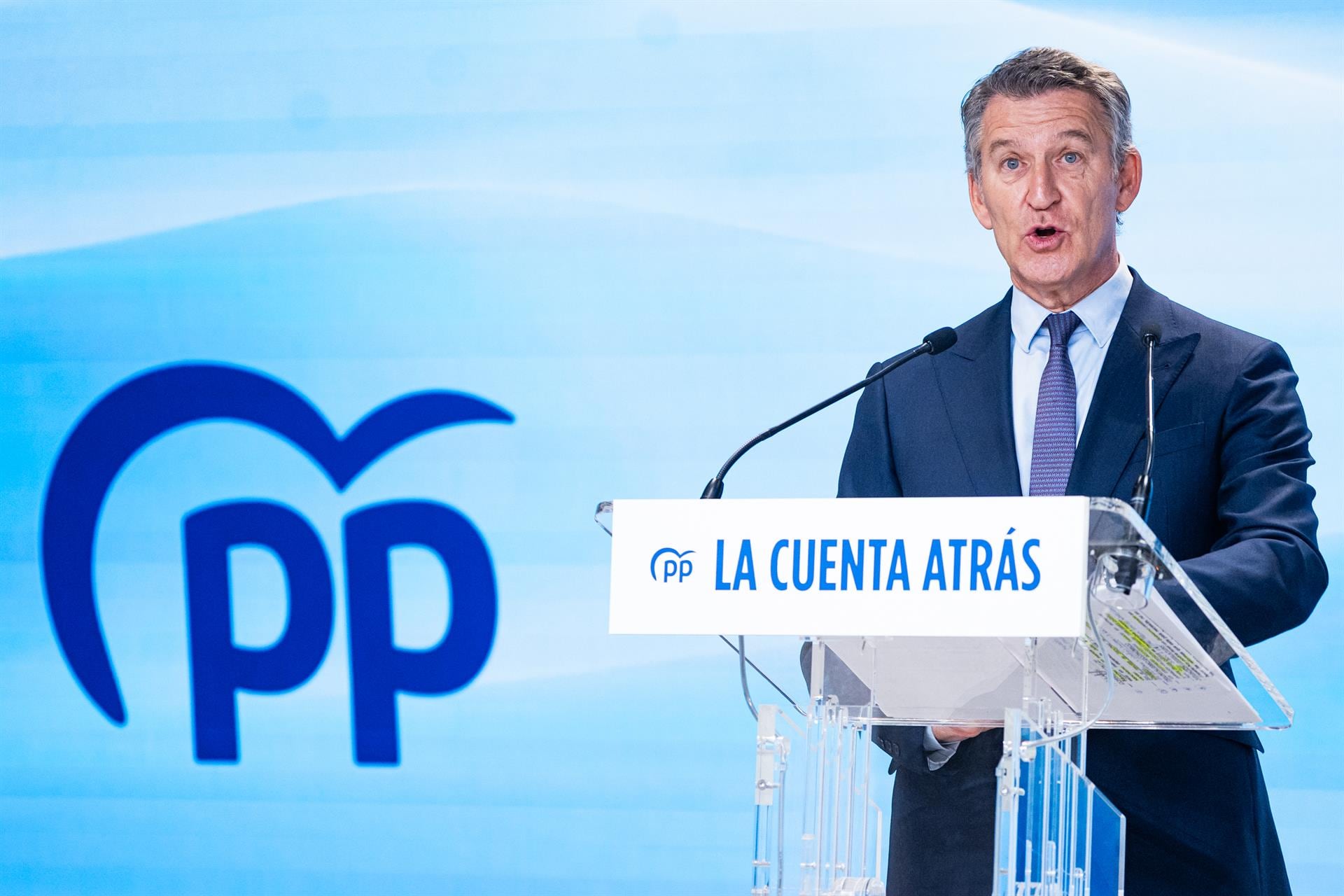 Feijóo promete que reformará el Código Civil para “ordenar la nacionalidad” y restringir la ley de nietos: “El pasaporte no se regala”
