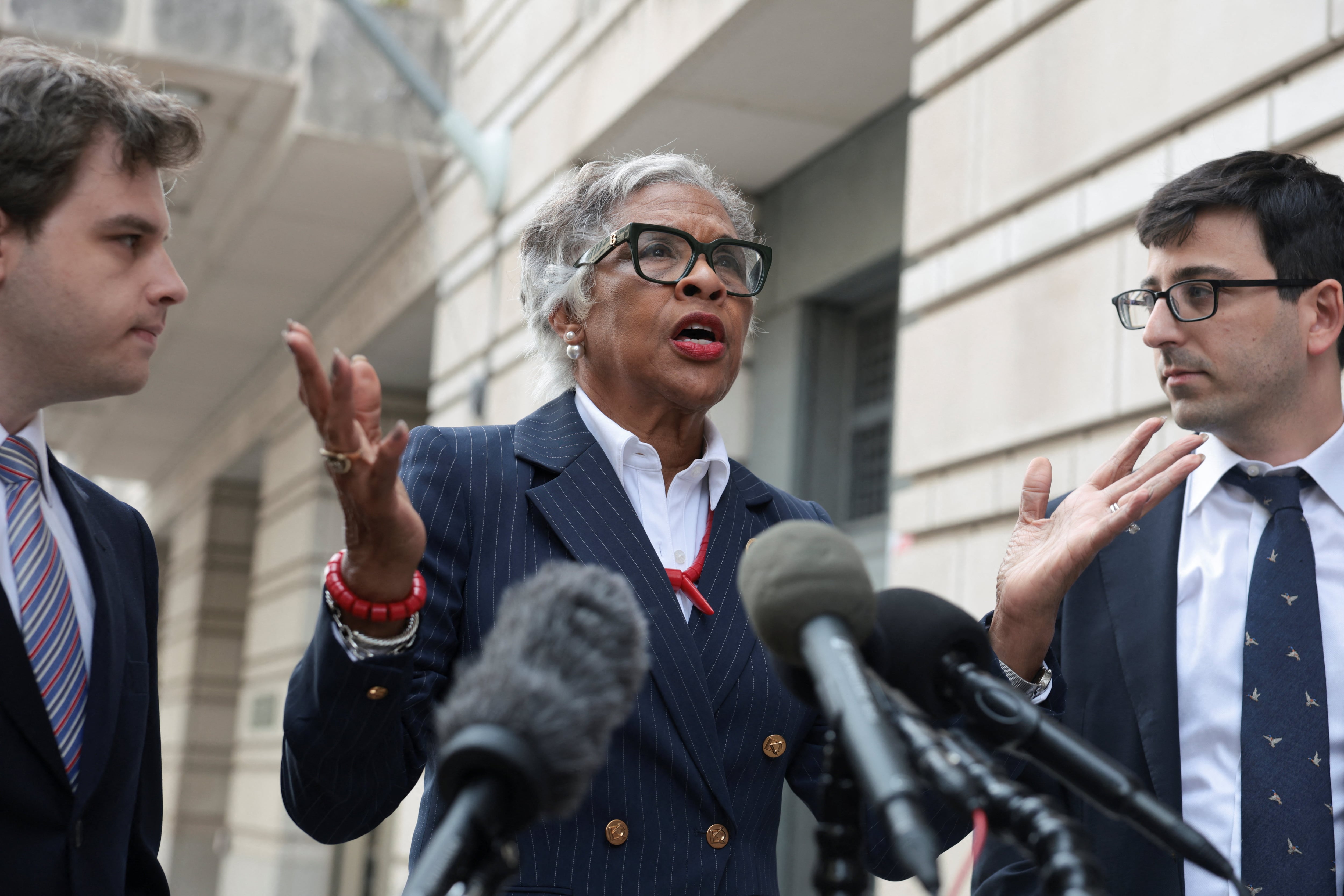 Joyce Beatty, congresista demócrata por Ohio e integrante del directorio del Kennedy Center, habló con la prensa junto a sus abogados tras la audiencia en el tribunal federal de Washington (REUTERS/Evelyn Hockstein).