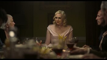 Asa Butterfield y Gwendoline Christie