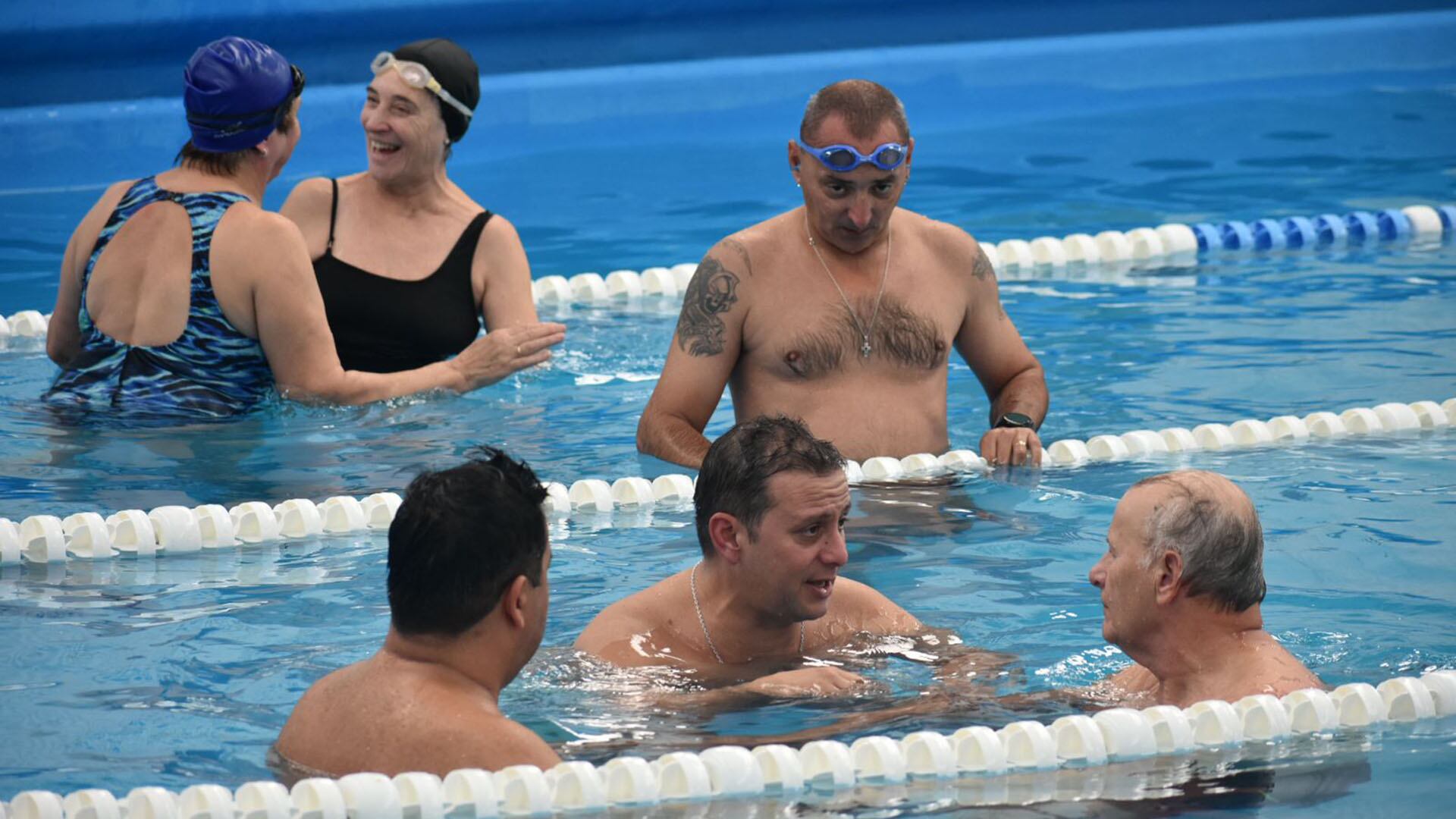 La confianza crece en clases grupales de natación para adultos, donde el apoyo social es clave para avanzar.