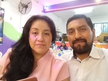 Clemente junto a su mujer,