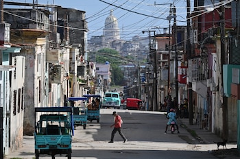 Un hombre cruza una calle en La Habana, Cuba, el lunes 25 de mayo de 2026
(AP Foto/Jorge Luis Baños)