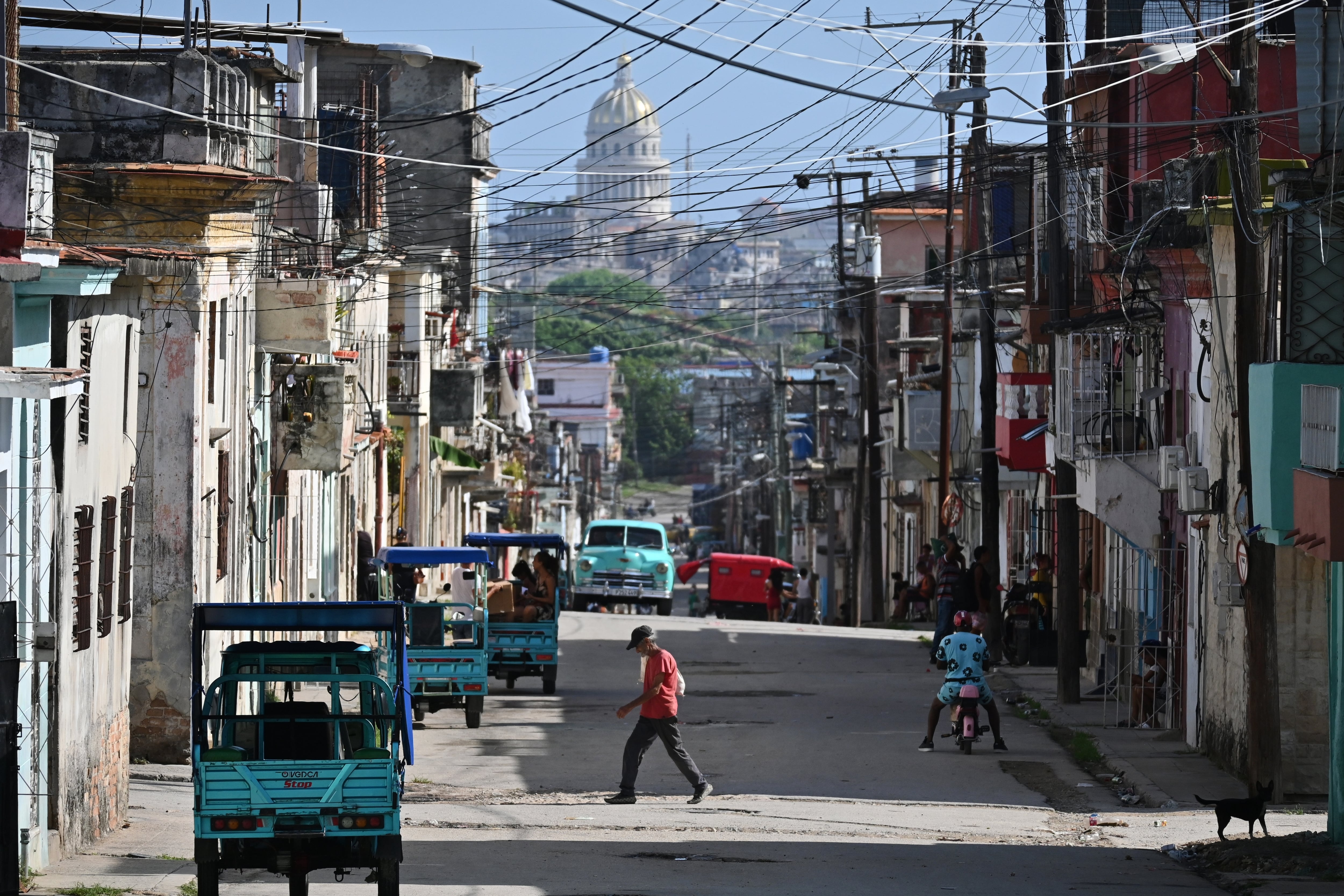 Un hombre cruza una calle en La Habana, Cuba, el lunes 25 de mayo de 2026
(AP Foto/Jorge Luis Baños)