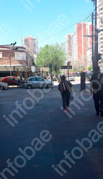 La reclamante afirmó que tropezó con un desnivel en la acera, cayó al suelo y sufrió fractura de muñeca y politraumatismos. (Poder Judicial)