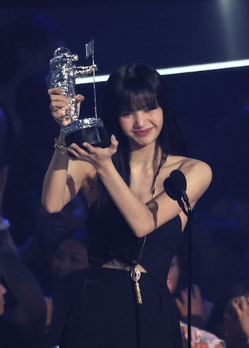 Lisa de BLACKPINK, la artista más reciente en recibir el premio "Best K-pop" en los VMA 2025. (REUTERS/Brendan McDermid)