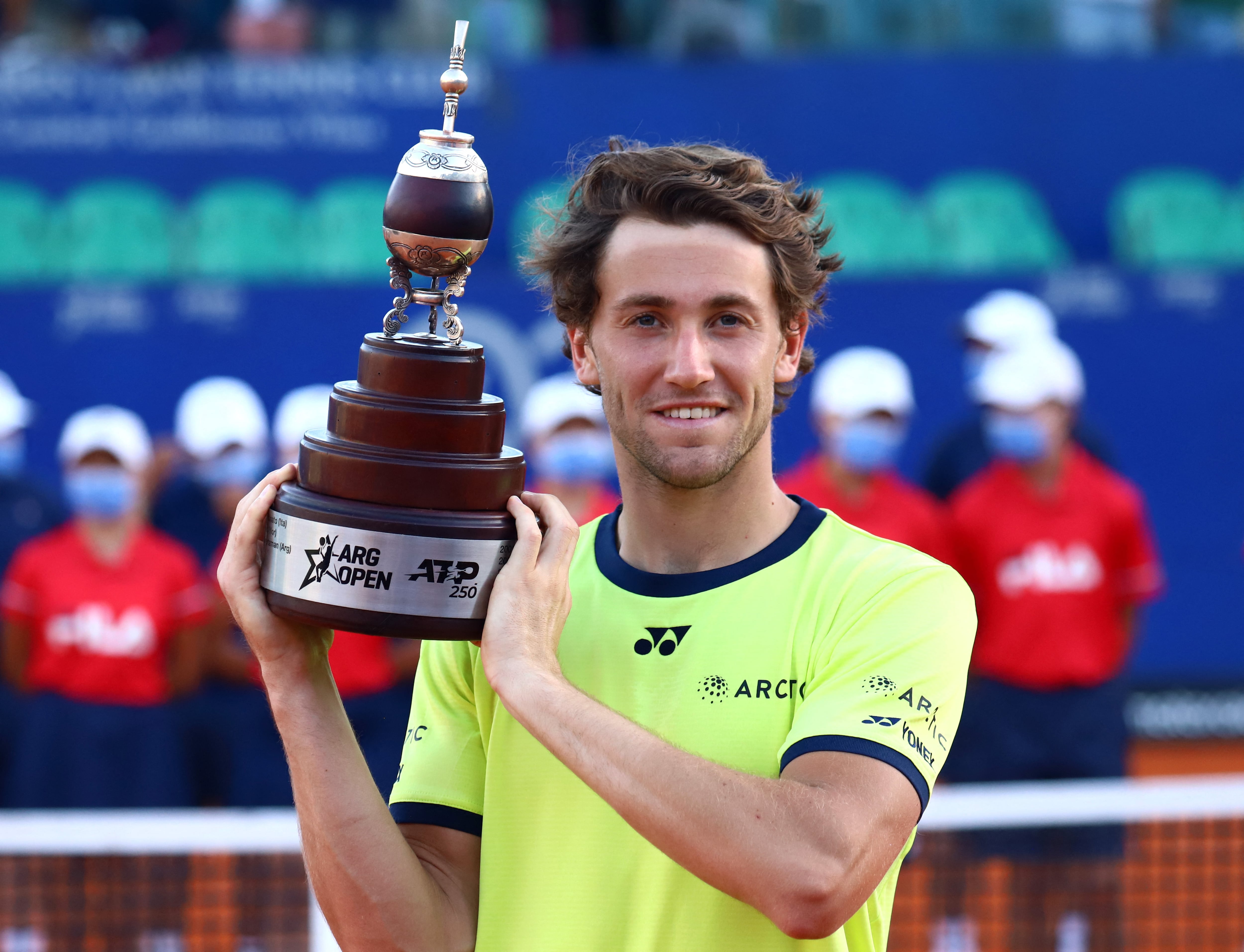 Casper Ruud levanta el trofeo en la edición 2022 (Crédito: REUTERS/Matias Baglietto)
